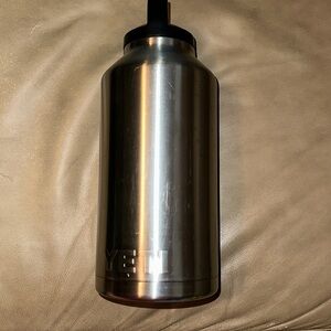 64 OZ STAINLESS YETI WATER BOTTLE